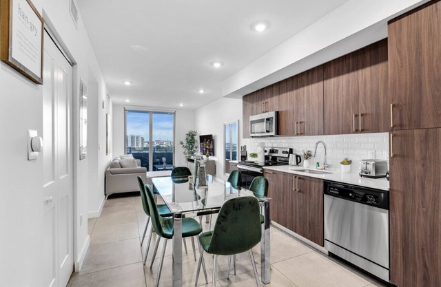Gorgeous 3-Bed Retreat Mins from Bayside + Parking