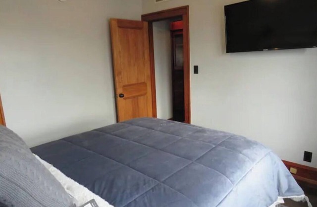 Gorgeous 3 Bedroom Apartment w/Free Parking