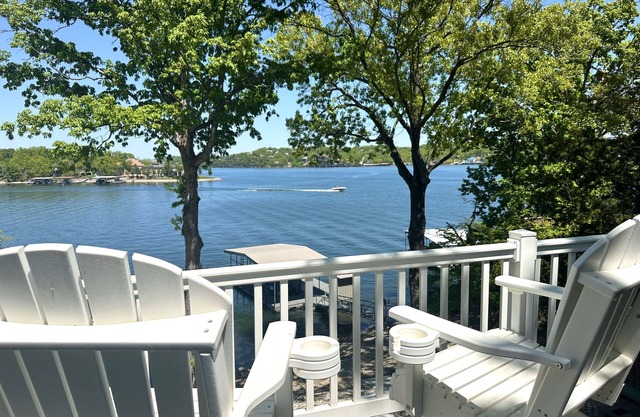 Gorgeous 3BR Lakefront Home - HOT TUB + Lake views