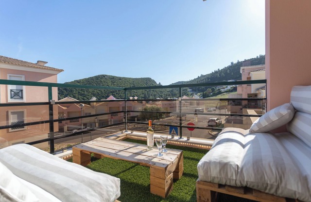 Gorgeous 4-bedroom apartment in Sesimbra with stunning ocean views