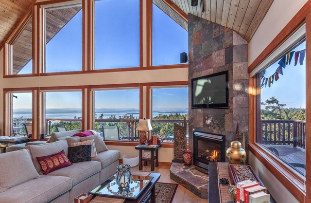 Gorgeous 4-Bedroom Island Retreat With Island/Water Views; Sleeps 12