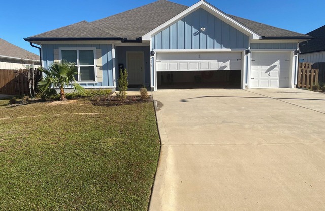 Gorgeous 4 Bedroom 3 Bathroom Home close to the Navarre Beach, Community Pool