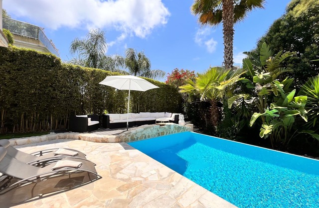 Gorgeous 4 bedroom villa with private, Heated pool, 10 min walk into Nice town
