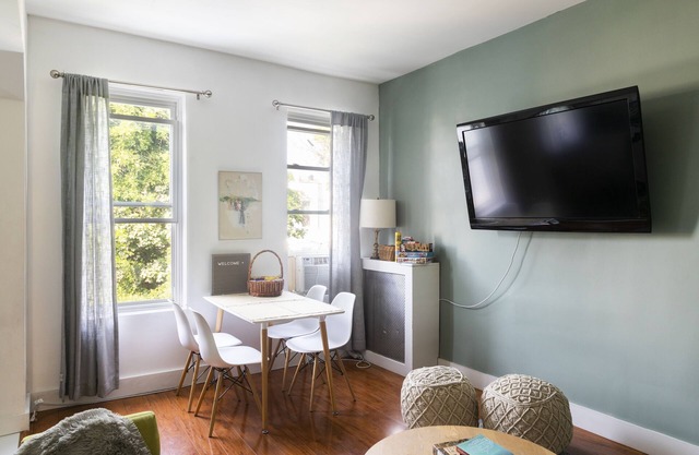 Gorgeous 4 BR apt w. King bed 30 min to Manhattan