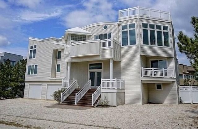 Gorgeous 6 Bedroom Oceanside Loveladies Home!!!!