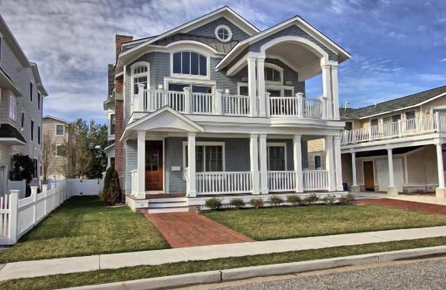 GORGEOUS BEACHBLOCK HOME WITH OCEANVIEWS, HEATED SWIMMING POOL AND ELEVATOR!