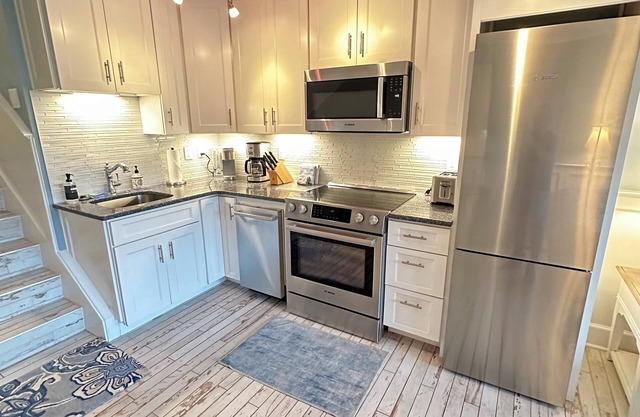 GORGEOUS & BEST IN TOWN! - Walk to Beach and Shops! Remodeled!