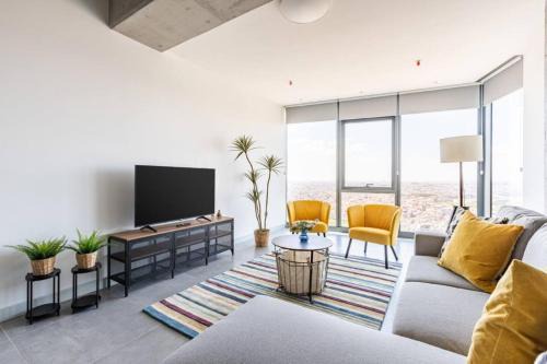 Gorgeous Bright Cool 1bd Residence Views! #359