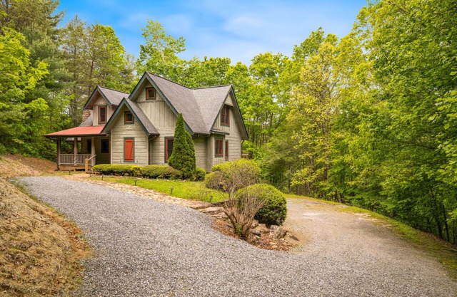 Gorgeous cabin w/game room, huge decks, & water views - near hiking & fishing