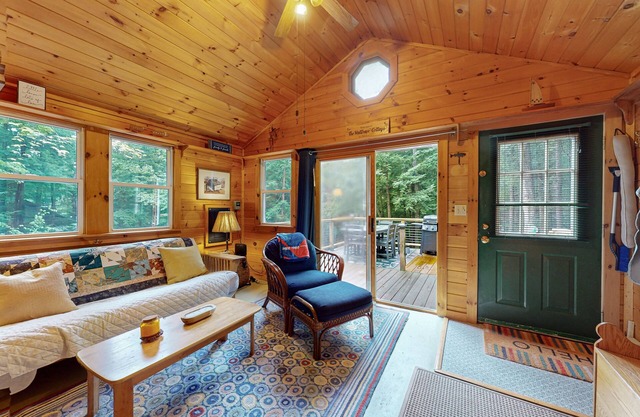 Gorgeous cabin with Pack 'n Play, private dock, lovely deck, firepit, wood stove