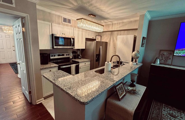 Gorgeous Condo across from Vet School - King Bed, Full Kitchen, Pool