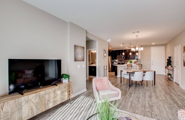 Gorgeous Condo Large Resort Pool & mountain views! 30 Night Min!