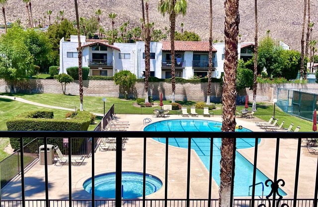 Gorgeous condo with fabulous mountain and pool views in South Palm Springs