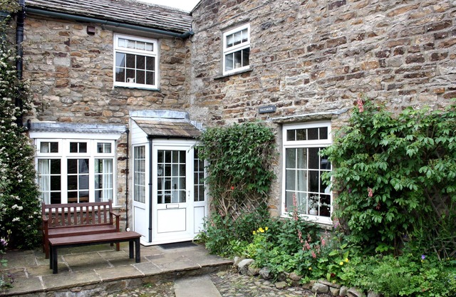 Gorgeous Cottage w/Central Heating, Free WiFi & a stones throw to the Village Green & Pubs