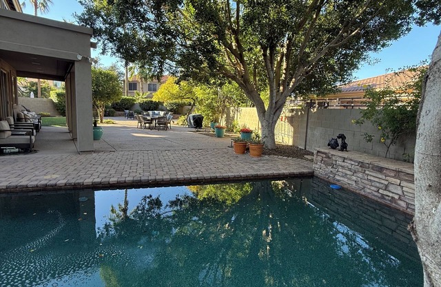 Gorgeous Custom Home ,Heated Pool, Golf, Gourmet Restaurants and Shopping!