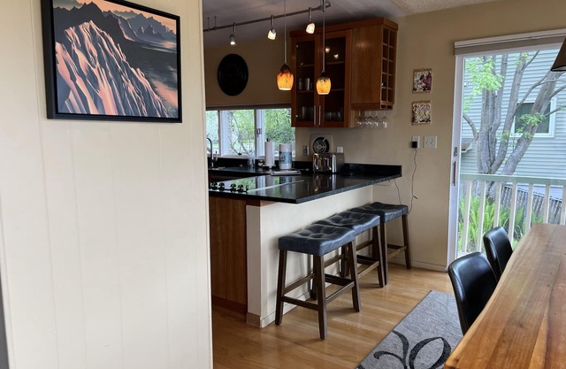 Gorgeous Downtown 3 Bed 2 bath Home & Sauna Walking distance downtown Anchorage