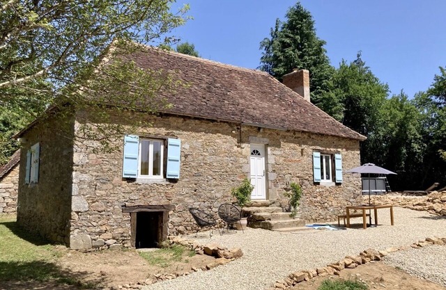 Gorgeous cottage situated in a chateau park - private pool/garden - kid-friendly