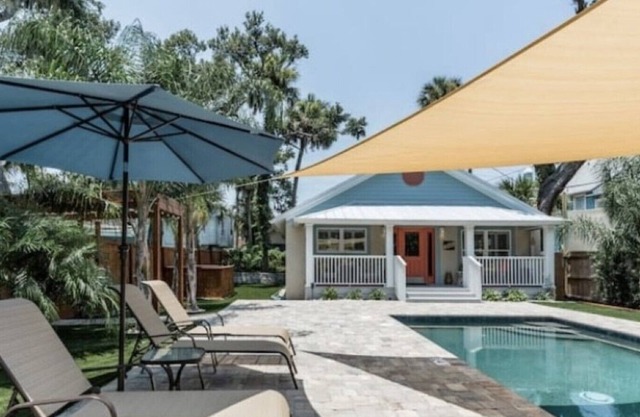 Gorgeous Hideaway with pool in Historic Downtown NSB