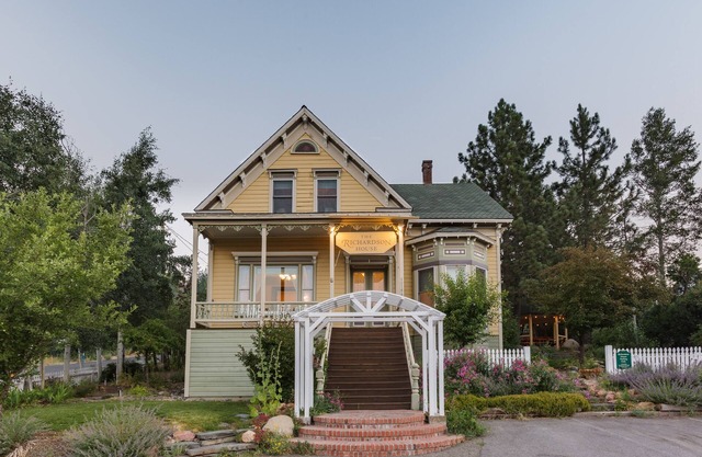 Gorgeous Historic Victorian - Walk to Downtown Truckee! Central to ski resorts!