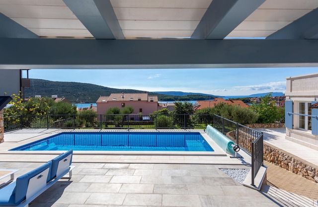 Gorgeous home in Cres with kitchen