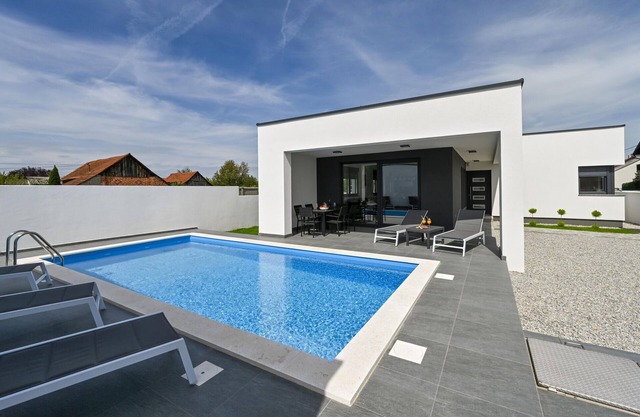 Gorgeous home in Trnovec with WiFi