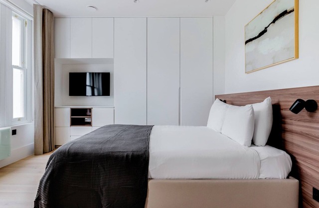 Gorgeous Kensington Studio, near Shops, Food & Park, by Blueground