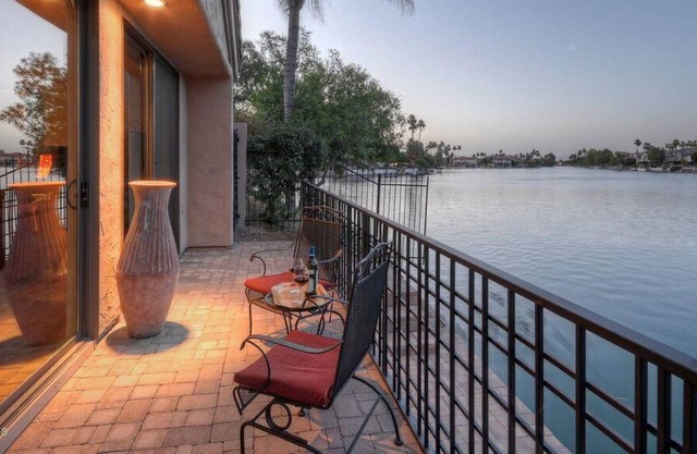 Gorgeous LAKE FRONT Retreat w/Boat & Kayaks