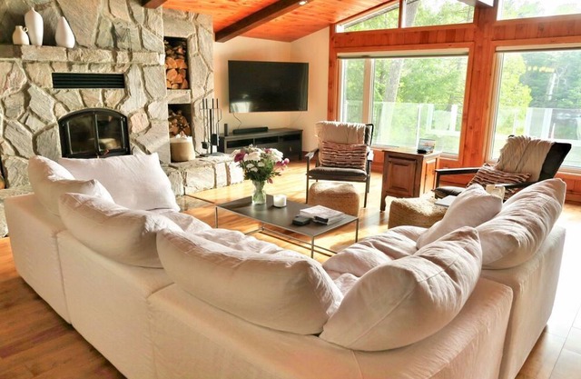 Gorgeous Lake Muskoka Retreat with Hot Tub and Sauna