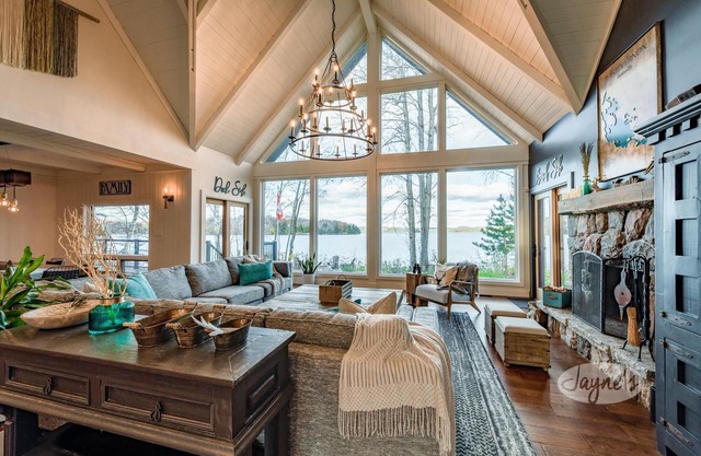 Gorgeous Lake Vernon - 5 Bdrm! 5 min boat to Huntsville! AC! Sandy Beach!