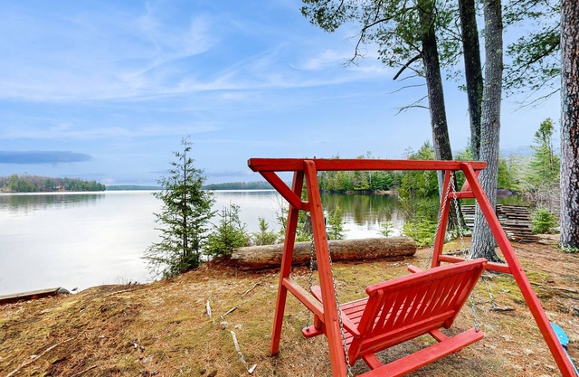 Gorgeous lakefront lodge with dock, deck, game room & firepit