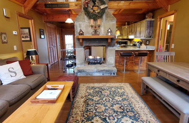Gorgeous Luxury Chalet. Huge See-Thru Stone Fireplace. Private, Hot Tub, Wi-Fi.