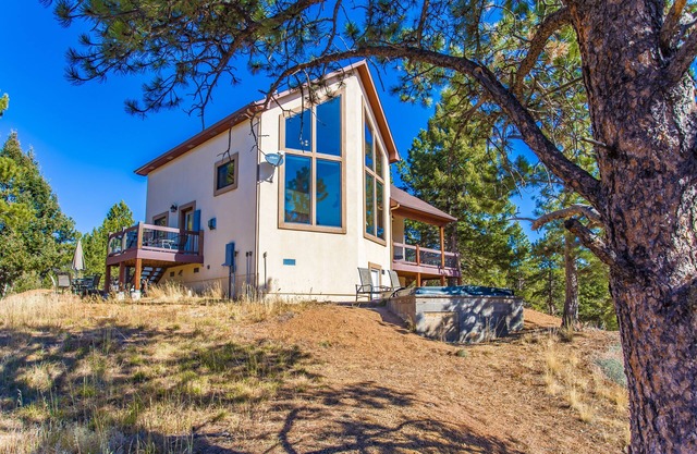 Gorgeous Mountain Cabin on 35 acres! Hot-tub & Spectacular views of Pikes Peak!