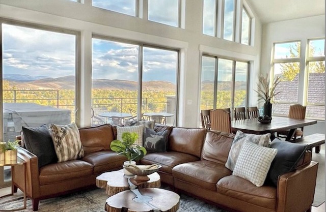 Gorgeous Mountain Home! Sleeps 28! Private, Beautiful, Spacious