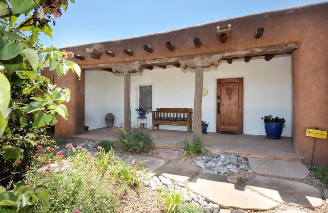 Gorgeous on Garcia: Lux Adobe. Walking Distance to Plaza and Canyon Rd. Hot Tub!