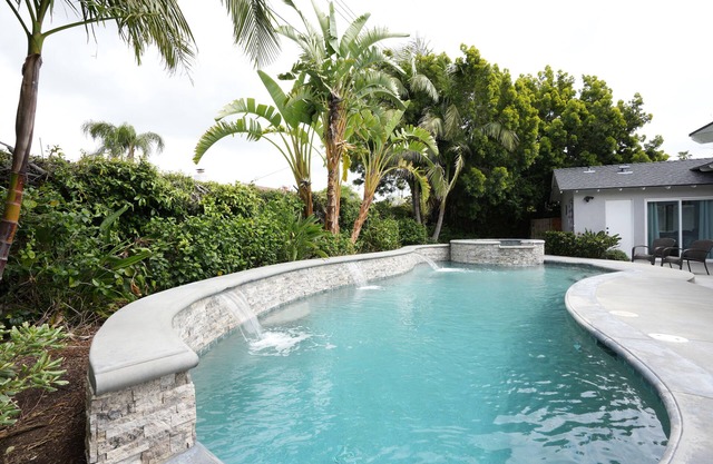 Gorgeous Pool/Jac Home: 2 Ensuites & Game Room