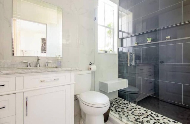 Gorgeous Private entrance room w/bathroom/parking