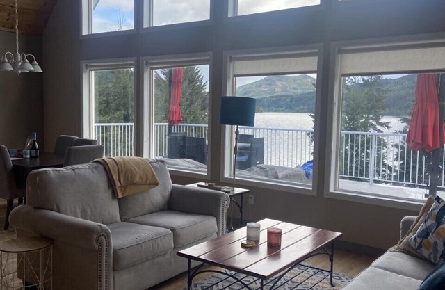 Gorgeous private lakefront In Shuswap