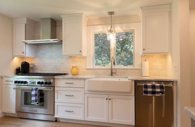 Gorgeous, renovated home with gourmet kitchen, minutes to Jamestown & Newport