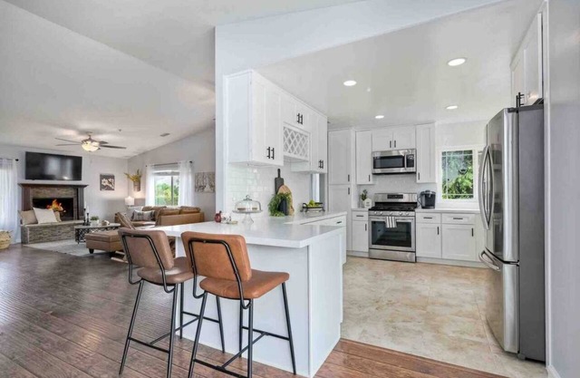 Gorgeous retreat with salt water pool & spa. Mid term welcome!