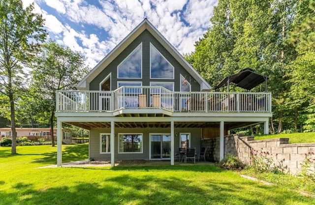 Gorgeous Round Lake 4 Season Waterfront Lake House