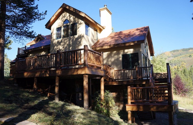 Gorgeous setting! Hot Tub, Close to town with private Lake