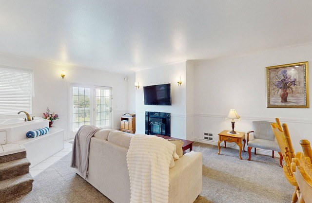 Gorgeous suite at oceanfront inn steps to beach with jetted tub & gas fireplace