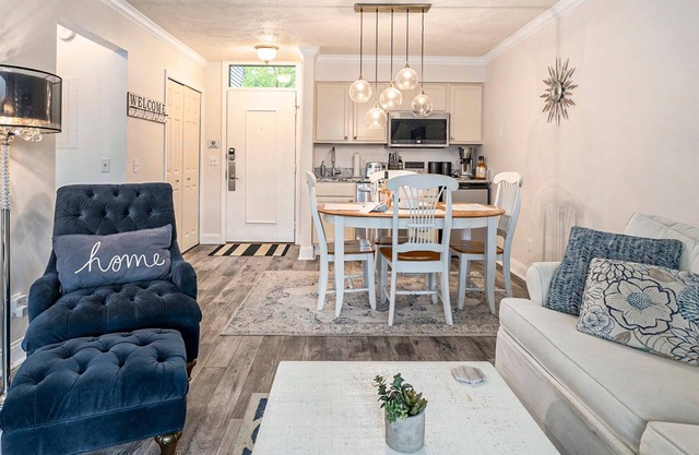 🏖️ Gorgeous Sunset Views @ The Shores Lake View Condo ➠ 5681