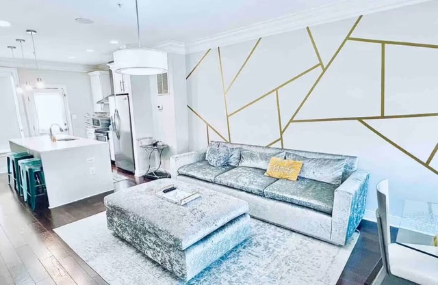 Gorgeous Upscale 4-Level Modern 4BR/3.5 BA Home with Parking Free Cancellation