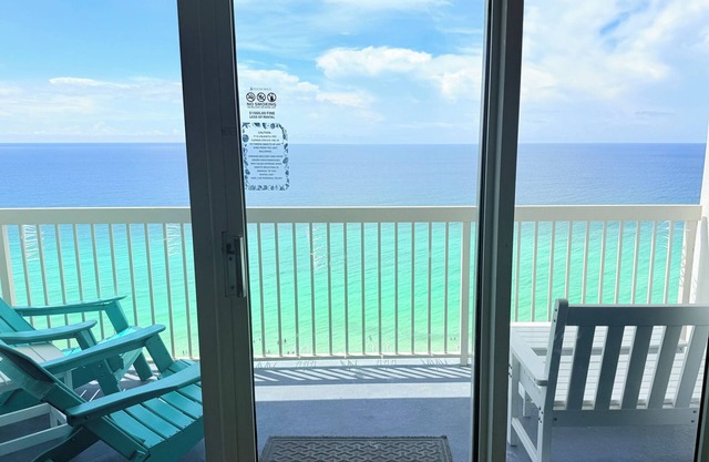 Gorgeous Views ~Gulf front Private Balcony~ 3 POOLS, Tiki Hut, Hot-Tubs + MORE!