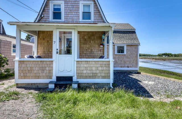 Gorgeous waterfront home with river views from patio - walk to the beach