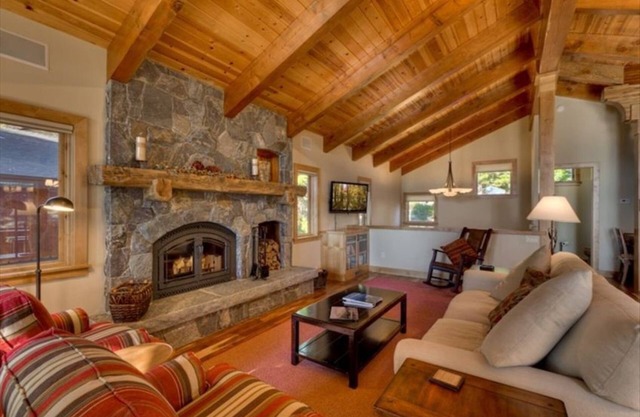 Gorgeous West Shore Home, Lakeview, Hottub, Pet Friendly!