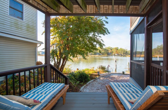 Gorgeous wired waterfront home with magnificent sunset views. Kayaks included.