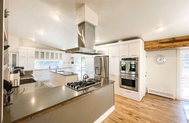 ★Gorgeous★Remodeled home mins to trails/downtown