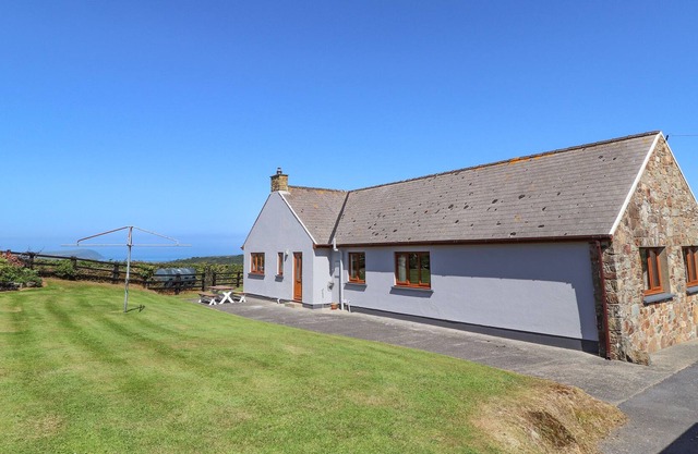 GORWELFA, family friendly, with a garden in Newport, Pembrokeshire
